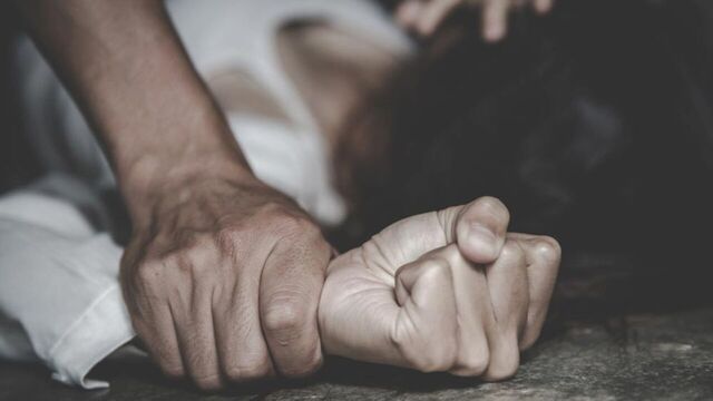 Νέα υπόθεση ενδοοικογενειακής βίας στο Βόλο: Περιέλουσε με οινόπνευμα την πρώην σύζυγό του και απείλησε να την κάψει 